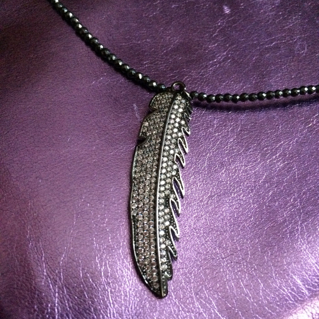 Feather pendant necklace