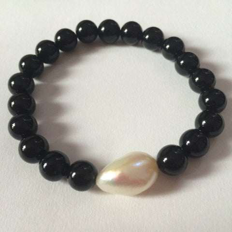 The LAUREN Pearl & Onyx bracelet